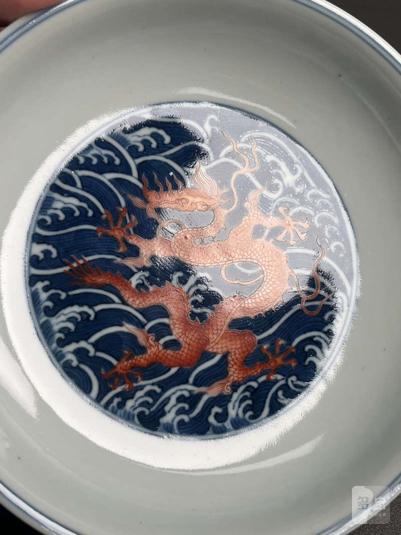 清道光  青花矾红九龙闹海图盘 - 图6